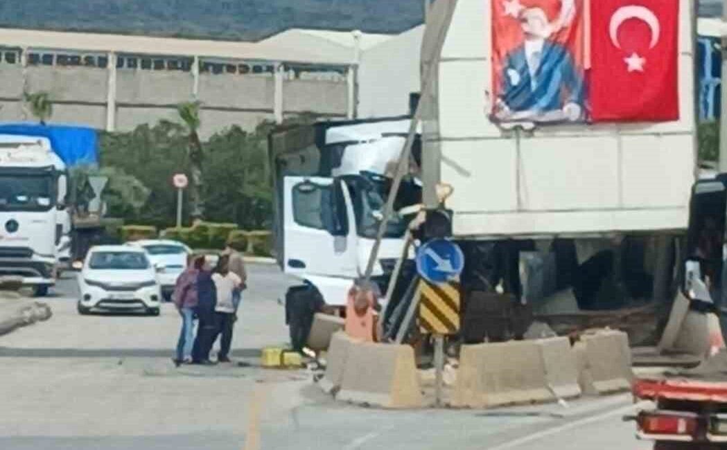 Osmaniye Organize Sanayi Bölgesi girişinde meydana gelen trafik kazasında, tır