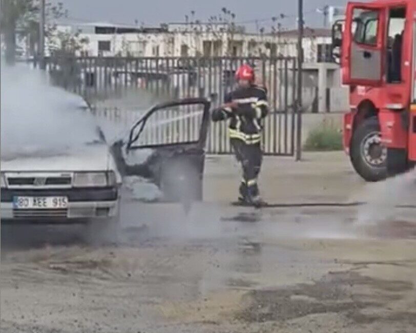Osmaniye’de park halindeki bir araçta meydana gelen yangın, çevrede kısa