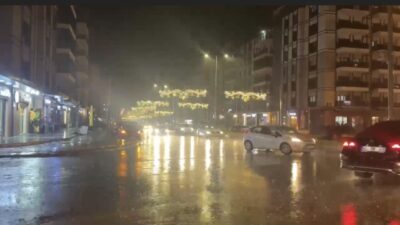 Düziçi ilçesinde akşam saatlerinde meydana gelen şiddetli yağışlar, ulaşımı olumsuz