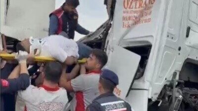 Osmaniye’de gerçekleşen bir kaza sonucunda bir tır sürücüsü, Organize Sanayi