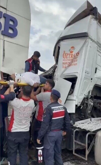 Osmaniye’de gerçekleşen bir kaza sonucunda bir tır sürücüsü, Organize Sanayi