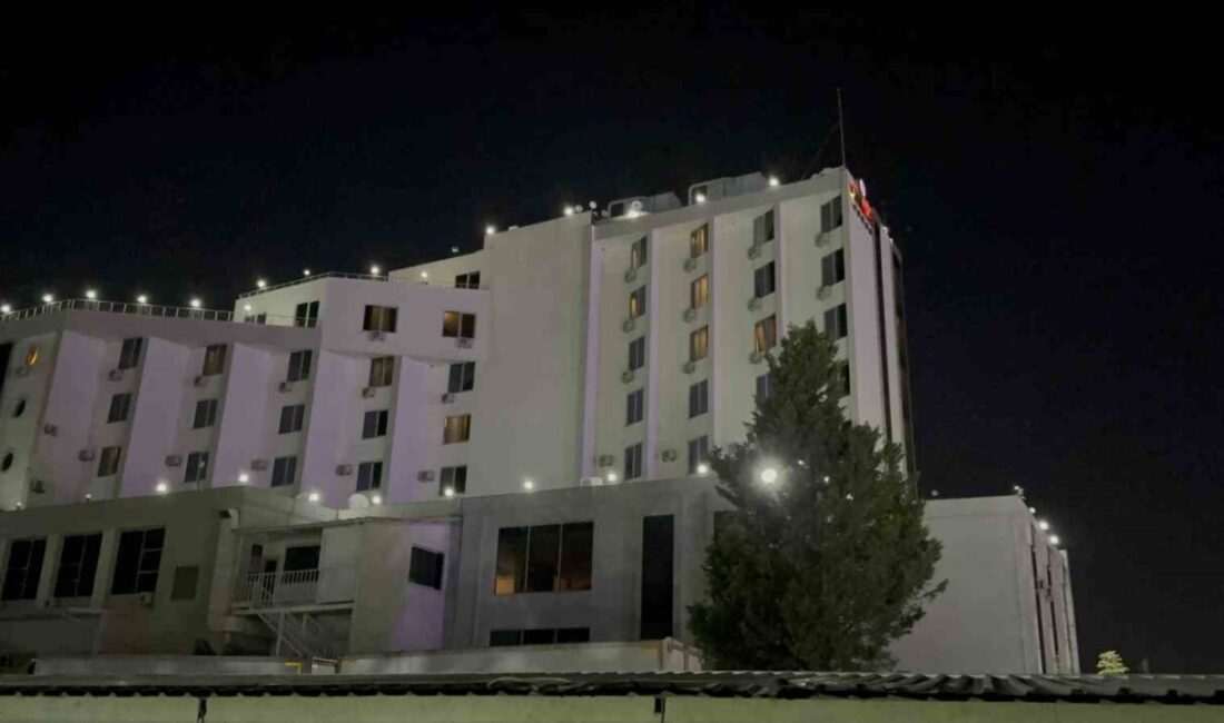 Kocaeli’nin İzmit ilçesinde bir otelin bahçesinde park halindeki bir karavanda