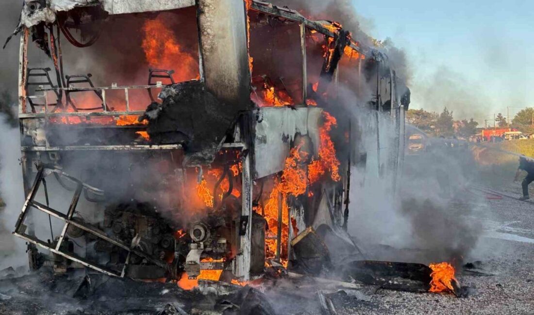 Marmaris-Datça Karayolu’nda seyir halindeki bir tur otobüsü aniden yanmaya başladı