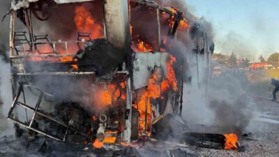 Marmaris-Datça Karayolu’nda seyir halindeki bir tur otobüsü aniden yanmaya başladı