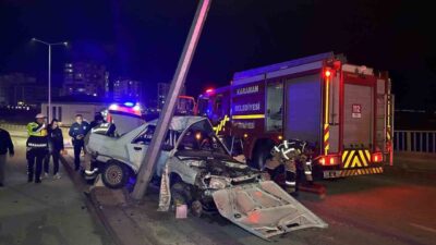 Karaman’da bir otomobilin aydınlatma direğine çarpması sonucu meydana gelen trafik