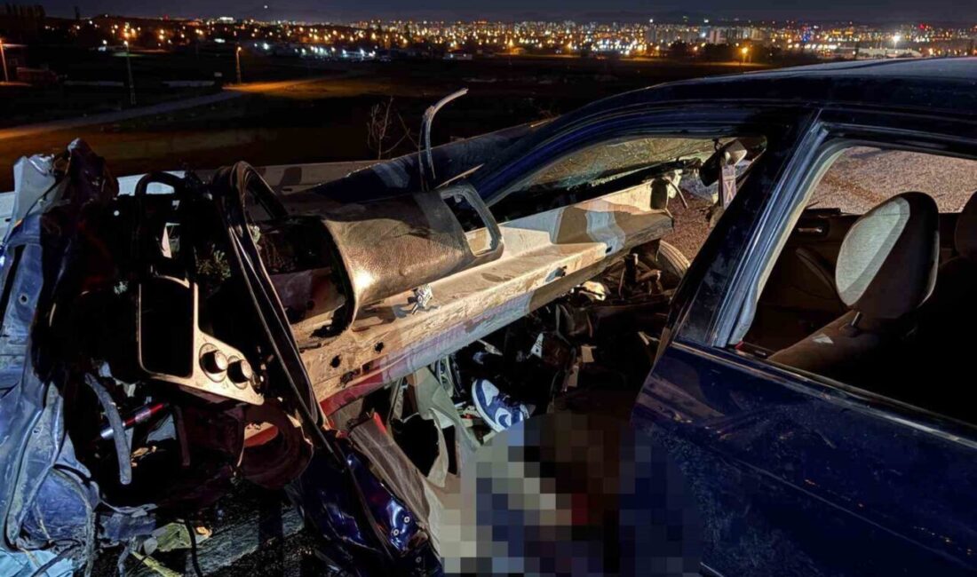 Kocasinan ilçesindeki bir kaza sonucunda bir otomobil bariyerlere çarptı ve