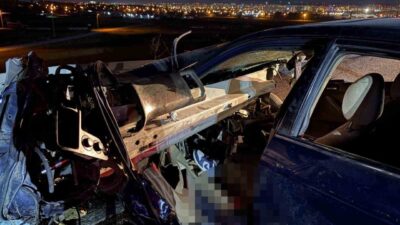 Kocasinan ilçesindeki bir kaza sonucunda bir otomobil bariyerlere çarptı ve