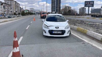 Sivas’ta bir kız çocuğu, yolun karşısına geçmeye çalışırken bir otomobil