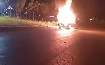 Bursa’da bir otomobil, gece geç saatlerde park halindeyken alev aldı