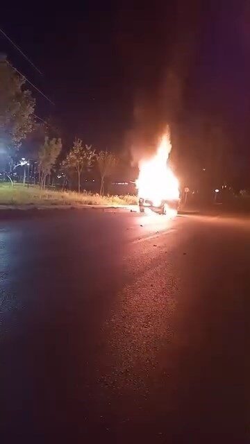 Bursa’da bir otomobil, gece geç saatlerde park halindeyken alev aldı