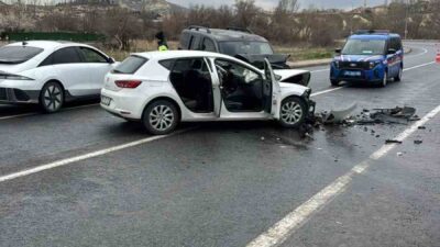 Nevşehir’deki bir kaza sonucunda otomobil ile hafif ticari aracın çarpışması