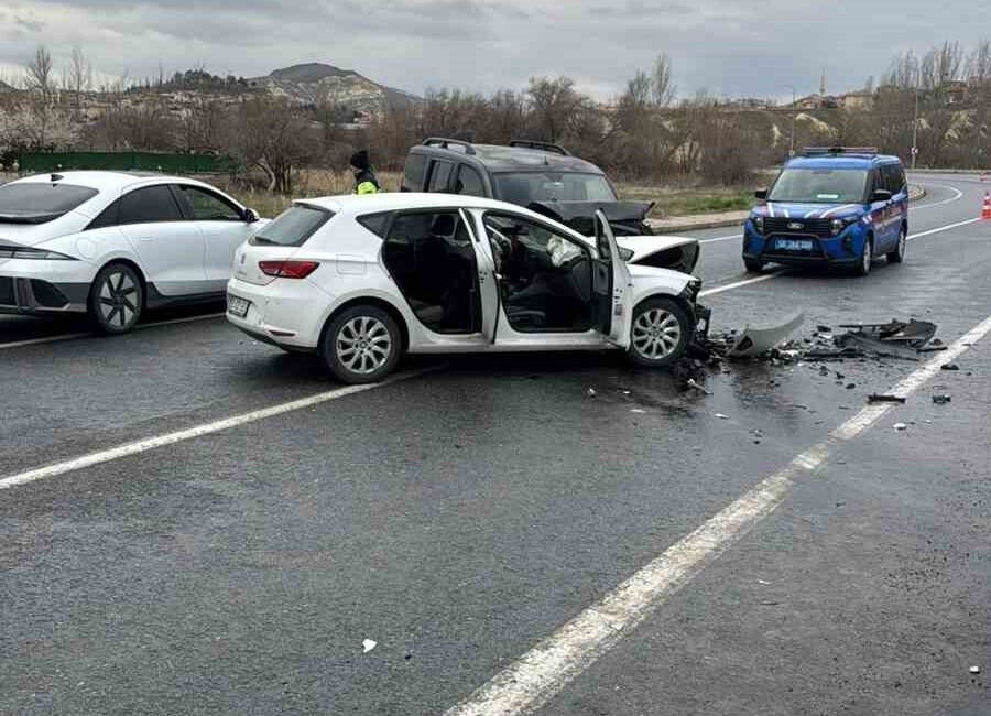 Nevşehir’deki bir kaza sonucunda otomobil ile hafif ticari aracın çarpışması