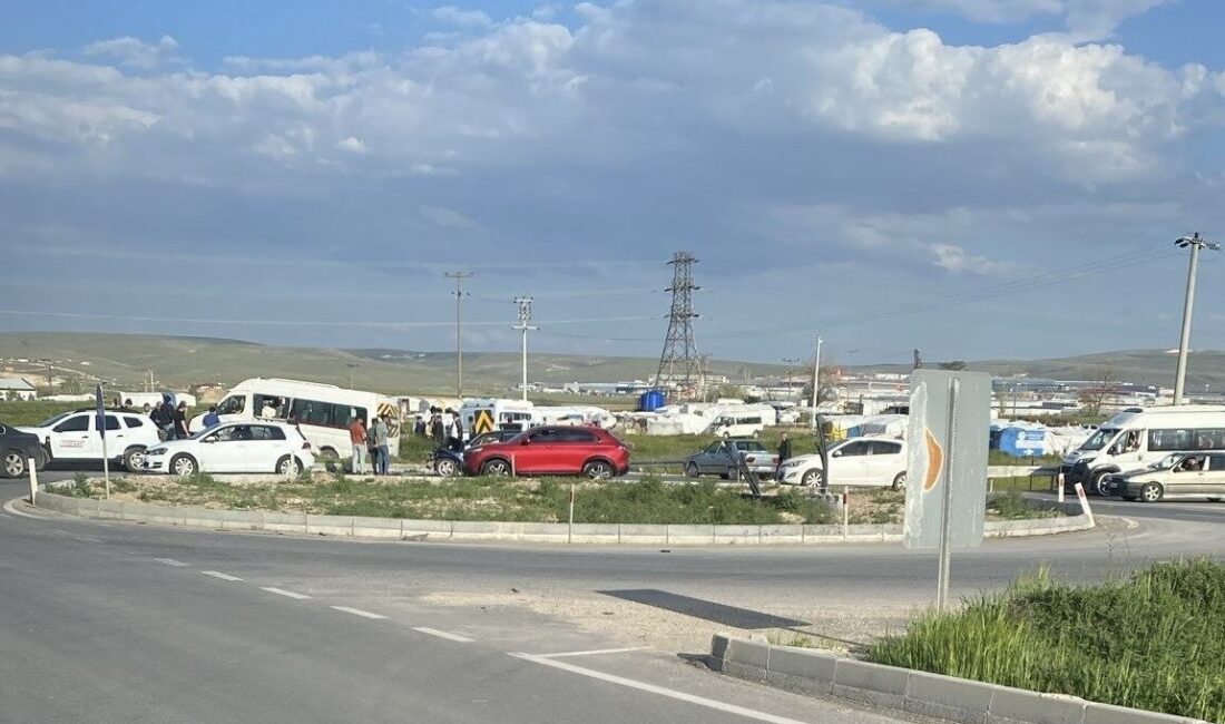 Eskişehir-Alpu karayolunda meydana gelen trafik kazasında, işçi servis aracı ile