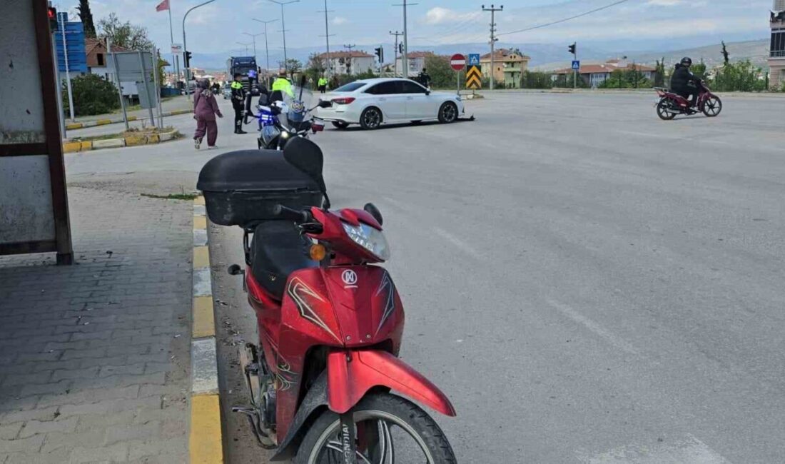 Samsun’un Vezirköprü ilçesinde meydana gelen bir trafik kazasında otomobil ile