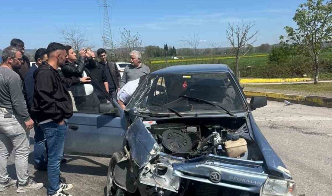 Kocaeli ilinde meydana gelen trafik kazasında otomobil ile otobüs çarpıştı,