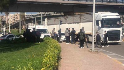 Şanlıurfa’da, tır ile çarpıştıktan sonra kontrolü kaybeden bir otomobil, kaldırımda