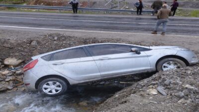 Hakkari ilinde meydana gelen trafik kazasında otomobilin kontrolünden çıkarak kanala