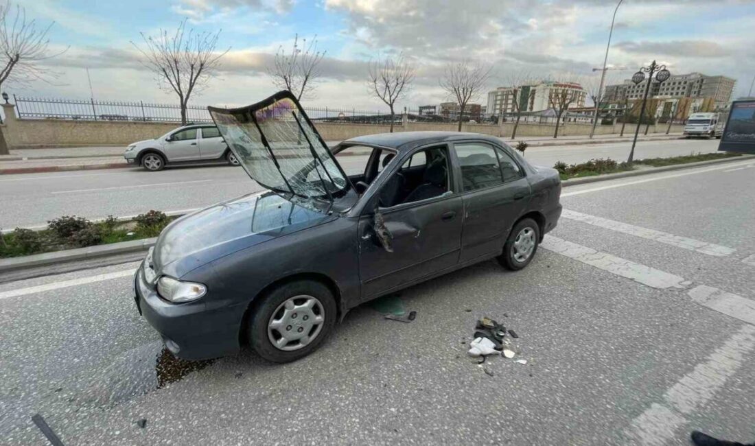 Karaman ilinde meydana gelen trafik kazasında, kontrolü kaybeden bir otomobil