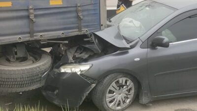 Samsun’da meydana gelen trafik kazasında, yoldan çıkan bir otomobilin park