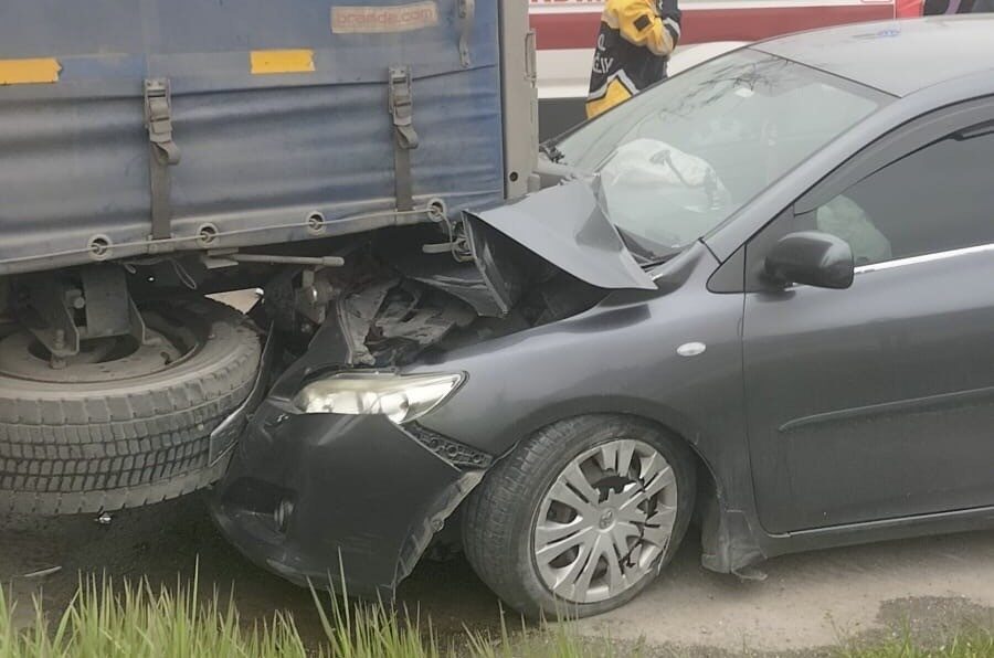 Samsun’da meydana gelen trafik kazasında, yoldan çıkan bir otomobilin park