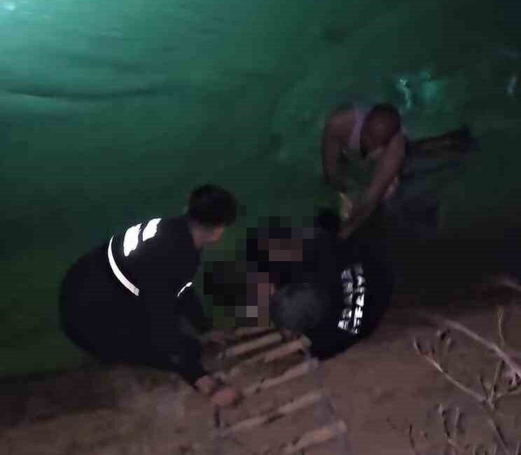 Adana’da yaşanan bir kazada otomobil kontrolünü kaybederek sulama kanalına düştü