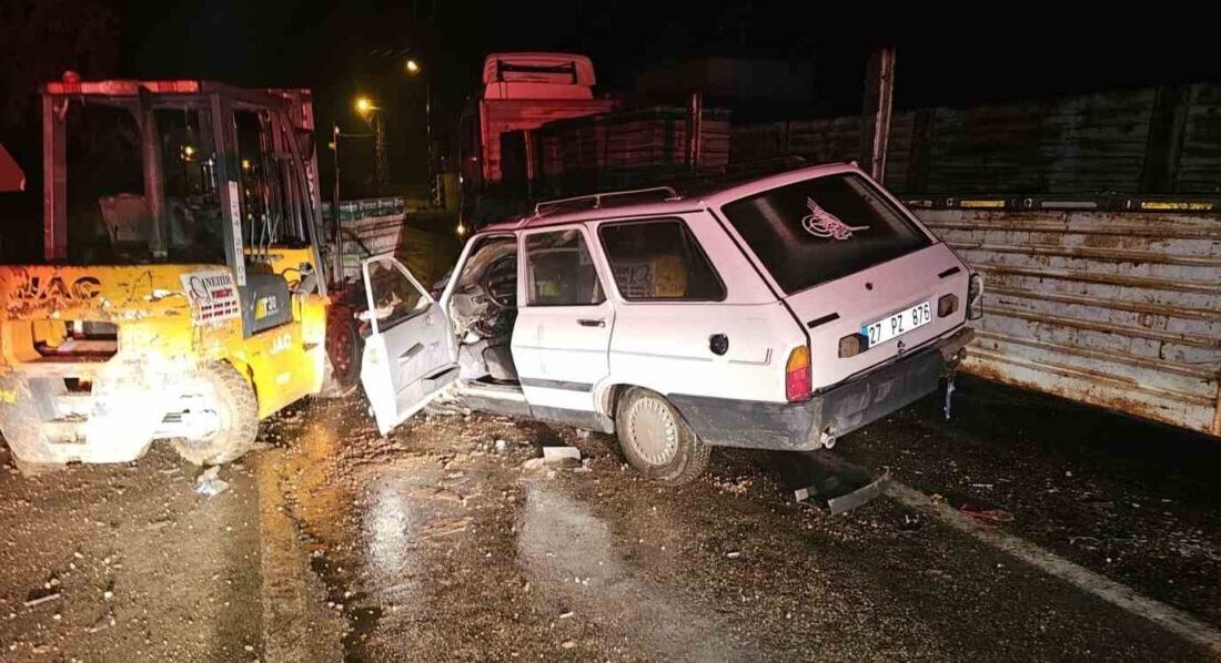Gaziantep’te bir yük indirme esnasında meydana gelen kazada forklifte otomobile