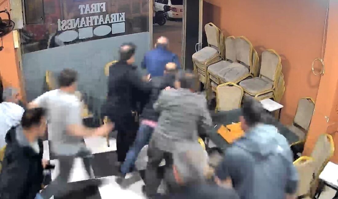 Sultangazi’de bulunan bir kahvehanede yaşanan ilginç olay, müşteriler arasında kısa