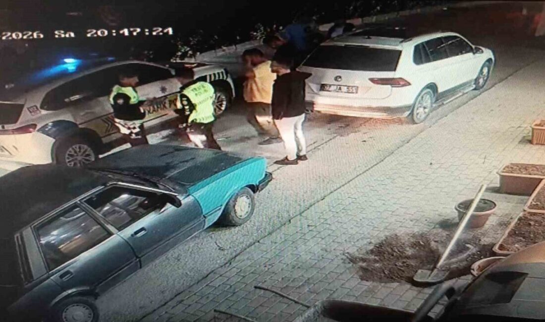 Antalya’da bir elektrikli bisiklet sürücüsü, seyir halindeyken aniden açılan bir