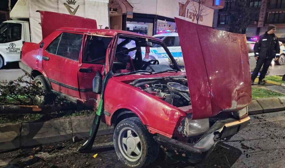 Bafra ilçesinde meydana gelen trafik kazasında, bir Tofaş otomobil refüjdeki