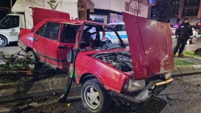 Bafra ilçesinde meydana gelen trafik kazasında, bir Tofaş otomobil refüjdeki