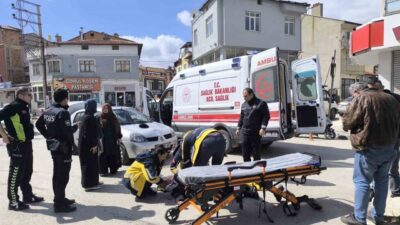 Afyonkarahisar’da bir yayayı yolda karşıdan karşıya geçmeye çalışırken otomobilin çarpması