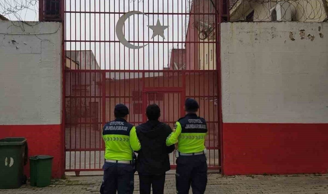 Aydın’ın Germencik ilçesindeki otoyol gişelerinde yapılan denetimde, hakkında kesinleşmiş hapis