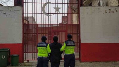 Aydın’ın Germencik ilçesindeki otoyol gişelerinde yapılan denetimde, hakkında kesinleşmiş hapis