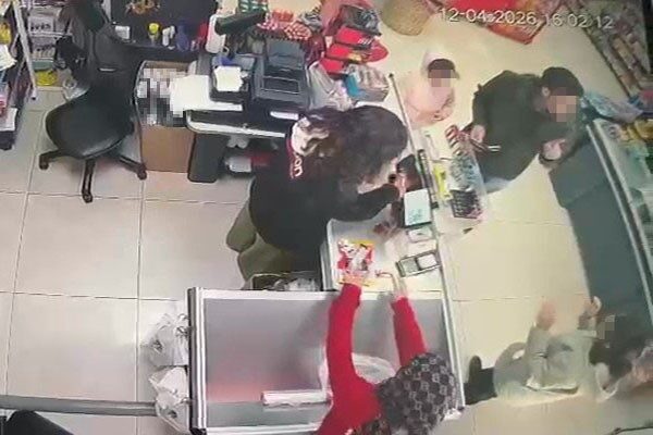 Kartepe ilçesindeki bir markette özel gereksinimli çocuğa saldıran kişi yakalandı.