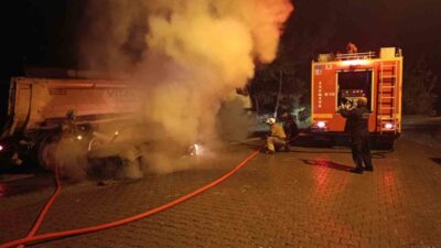 Hatay’ın İskenderun ilçesine bağlı Akarca Mahallesi’nde park halinde olan bir