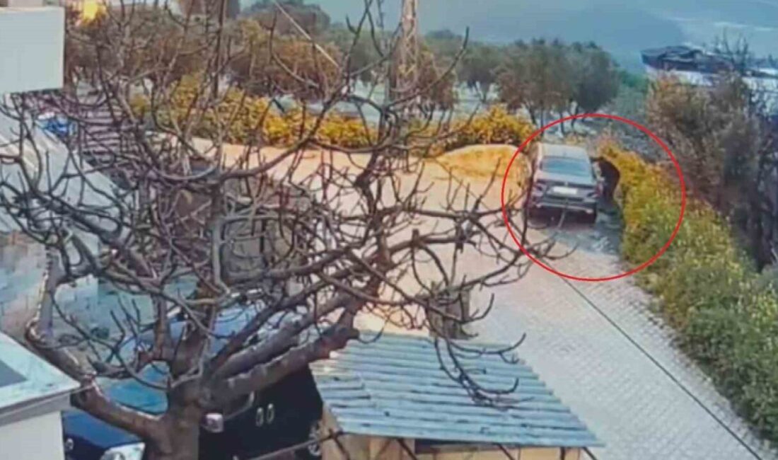 Hatay’da, Antakya ilçesinde bir evin önünde park halindeyken kundaklanan otomobilin,