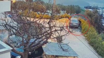 Hatay’da, Antakya ilçesinde bir evin önünde park halindeyken kundaklanan otomobilin,