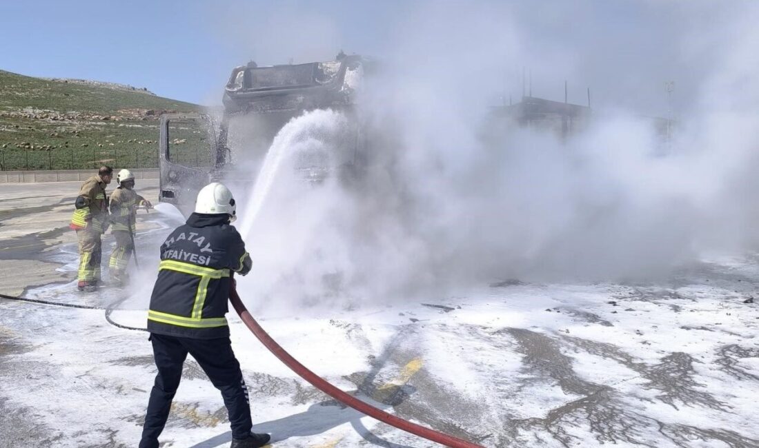 Reyhanlı ilçesindeki Cilvegözü Sınır Kapısı’nda park halindeki bir tır, aniden