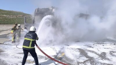 Reyhanlı ilçesindeki Cilvegözü Sınır Kapısı’nda park halindeki bir tır, aniden