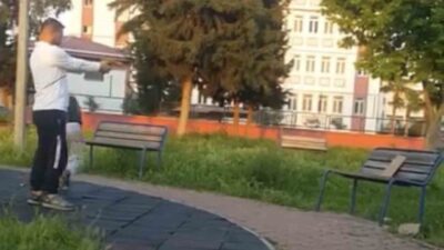 Bir kişi, Adana’da bulunan Gürselpaşa Mahallesi’ndeki bir çocuk parkında, yanındaki