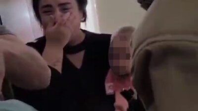 Hatay’da bir çocuk, evlerinin çelik kapısına elini sıkıştırarak acı içinde