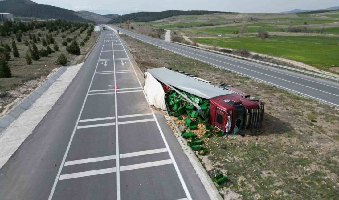 Afyonkarahisar’da meydana gelen kazada yaklaşık 20 ton patates yüklü bir