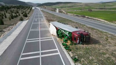 Afyonkarahisar’da meydana gelen kazada yaklaşık 20 ton patates yüklü bir