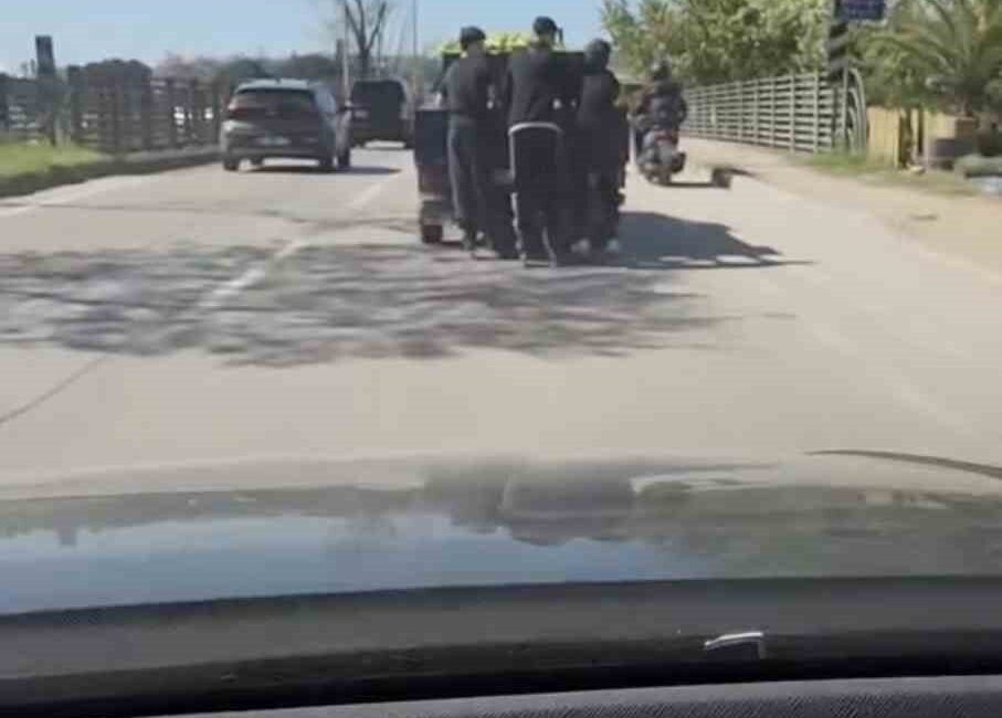 Bursa’da paten giyen gençler, şehir merkezinde tehlikeli bir şekilde seyir