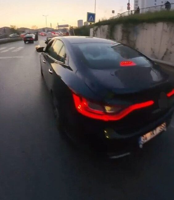 Pendik’te, yaya geçidine yaklaşırken hızını düşürmeyen ve önünde duran bir