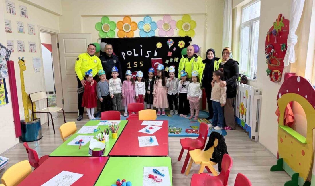 Alaca beldesinde faaliyet gösteren Emniyet Müdürlüğü Trafik Büro Amirliği ekipleri,