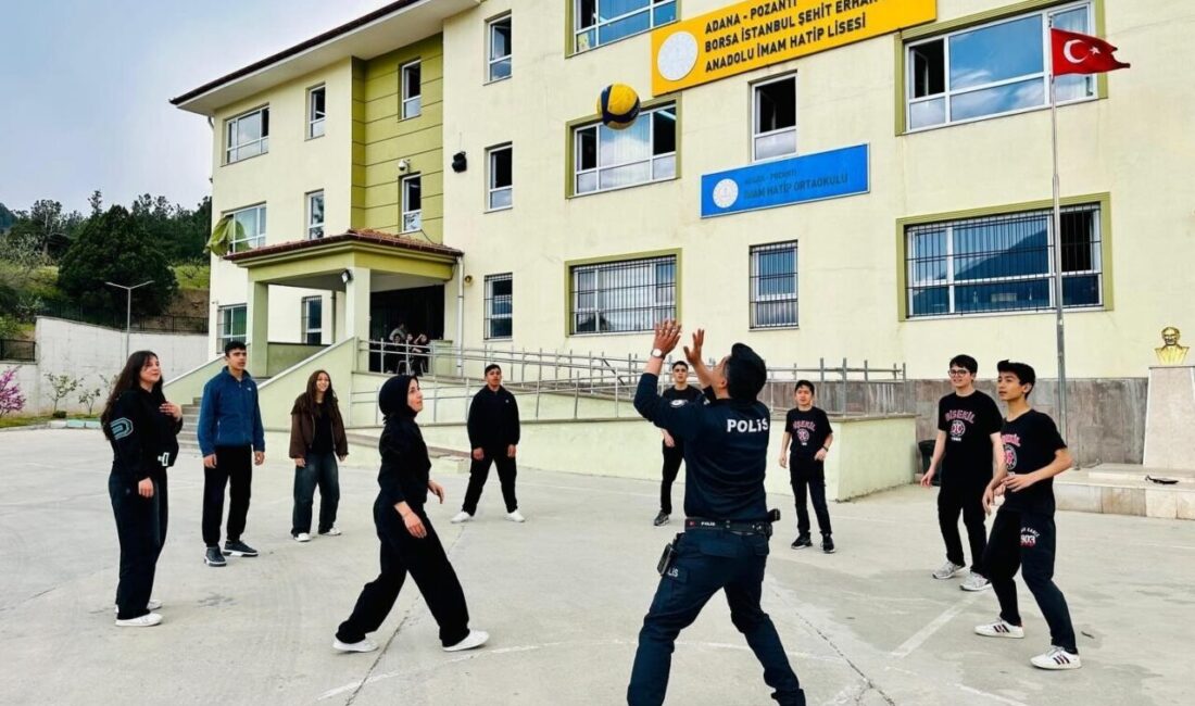 Adana’nın Pozantı ilçesinde bir polis memuru, kentteki gençlerle voleybol oynayarak
