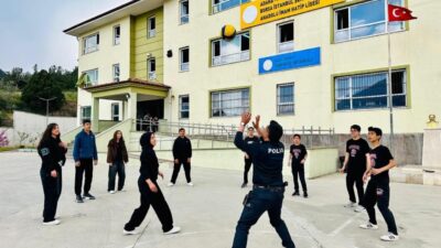 Adana’nın Pozantı ilçesinde bir polis memuru, kentteki gençlerle voleybol oynayarak