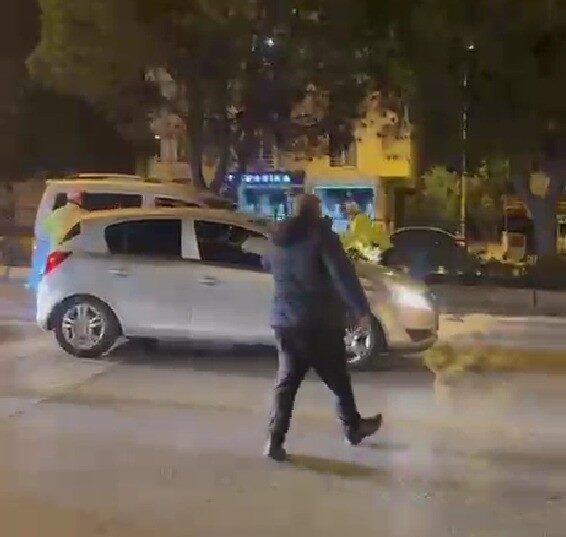 Denizli’de polislerin ‘dur’ ihtarına uymayarak aracıyla kaçmaya çalışan sürücü, kısa