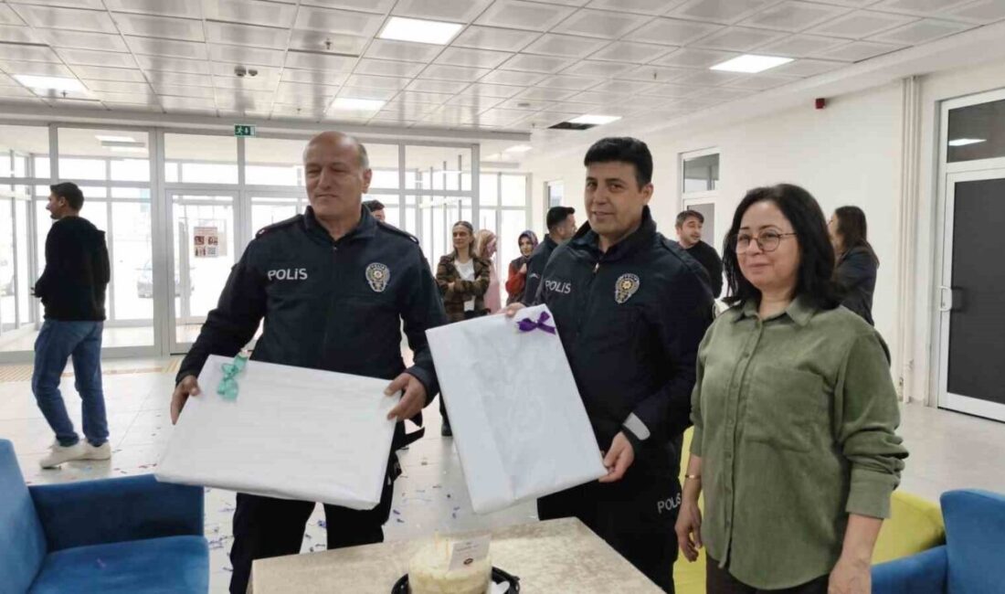 Samsun’daki bir kız öğrenci yurdunda polis ekiplerine yapılan sürpriz kutlama,